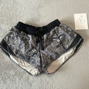 Lululemon sz 4 black & white hottie hot shorts 2.5 inch liner intact line dried